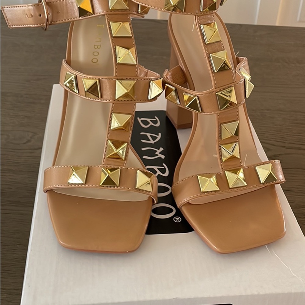 Women’s heels. Tan leather with gold studs size 8